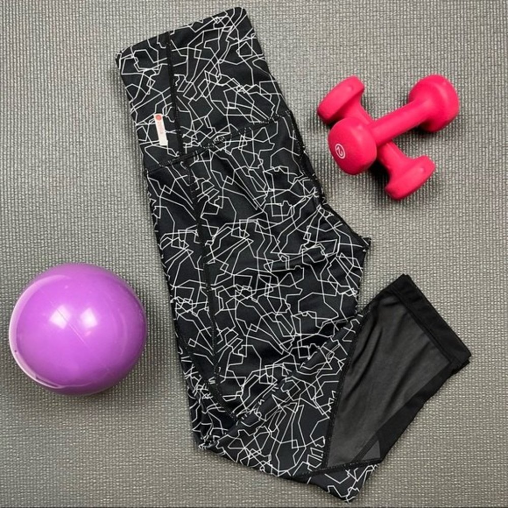 EUC Zella Capri Workout Leggings Black and White Size XS